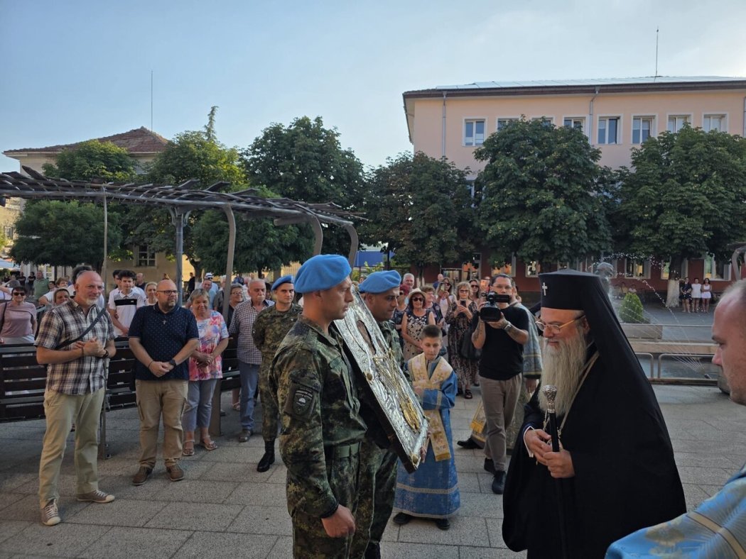Пловдивският митрополит Николай отслужи празнична вечерня в Крумовград пред иконата „Златна ябълка“