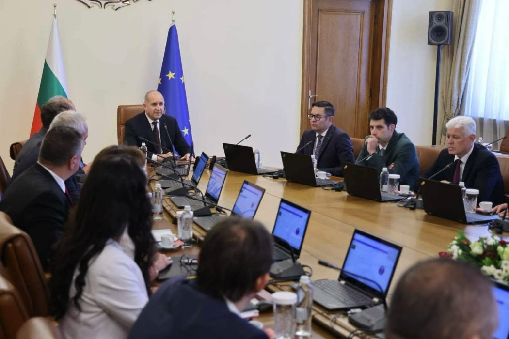 Румен Радев: 5 вертолета и „Спартан“ са в готовност за борба с пожарите