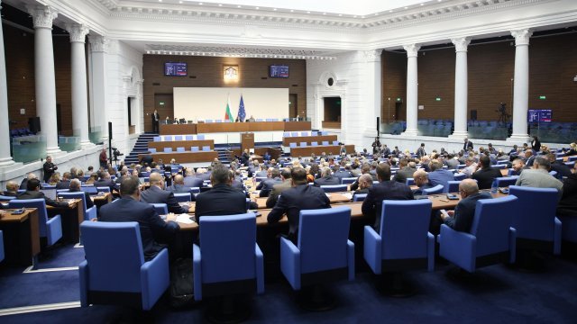 Парламентът се връща на работа: Военното въоръжение и оръжията сред първите теми