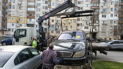 Осем автомобила, излезли от употреба, бяха преместени принудително до специализирана площадка в кв. &bdquo;Индустриален&ldquo;