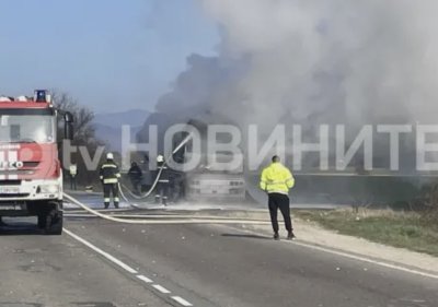 Автобус се запали на пътя Стара Загора&ndash;Казанлък край Ягода: движението беше спряно за кратко