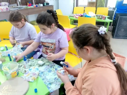 Над 60 деца превърнаха Зоопарк Стара Загора във великденска работилница: следват базар и конкурс за козунак