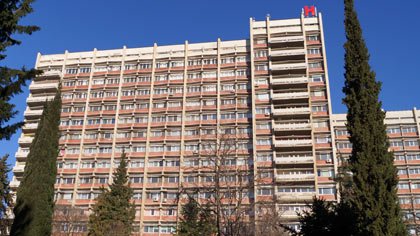 Минути до трагедия: Полицаи спряха мъж да скочи от 8-ия етаж на болница в Стара Загора