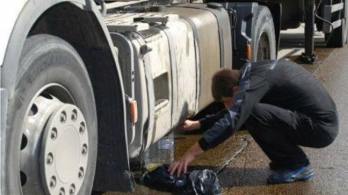 Дръзка кражба край Стара Загора: източиха 400 литра нафта от тир