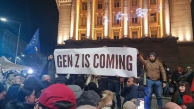 &bdquo;Продължаваме Промяната&ldquo; включва лица от протестите в листите си