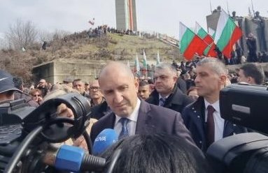 Радев: Предсрочният парламентарен вот ни изправя пред избор - прогресивна България или олигархия