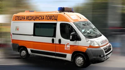 Инцидент със самокатастрофирал автомобил между две села в Старозагорско доведе до пострадала жена