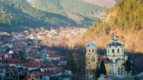 Мъглиж празнува три дни за Цветница: концерти, водосвет и почетен гражданин