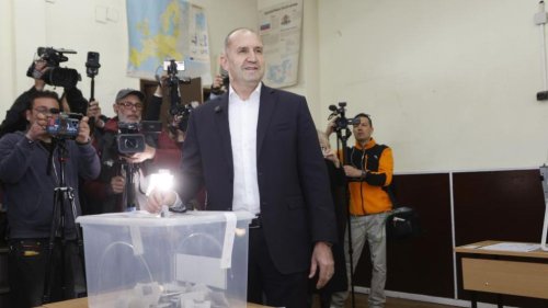 Радев упражни правото си на глас в изборния ден