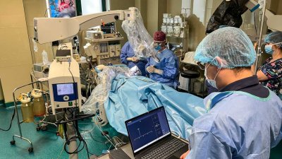 Робот в операционната: в УМБАЛ &bdquo;Тракия&ldquo; поставиха кохлеарен имплант с точност до 0,1 мм в секунда