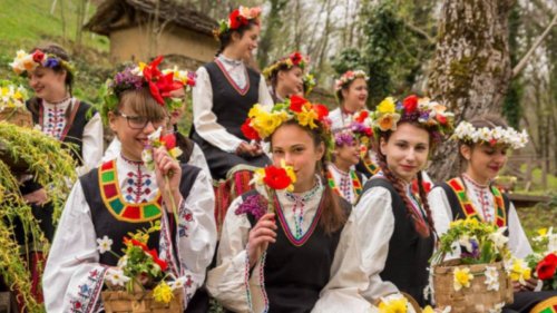 4 765 именици празнуват в Старозагорско: Лазаровден и Цветница събират хиляди около традицията