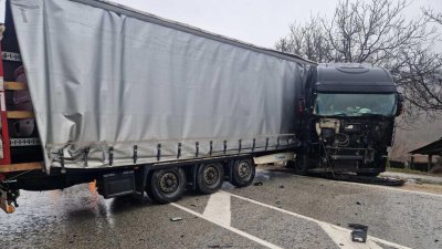 Тир се обърна на Хаинбоаз и разсипа товар: Проходът на Републиката е временно затворен