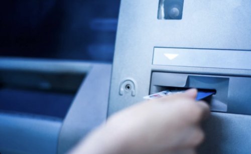 Мъж от Стара Загора остана без близо 1000 гибралтарски лири след съмнителен превод от забравена дебитна карта