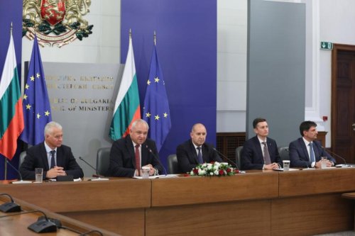 Мантинелите, &bdquo;дружеството касичка&ldquo; и Пеевски: МВР представи данни за 36 полета за над &euro;5 млн.