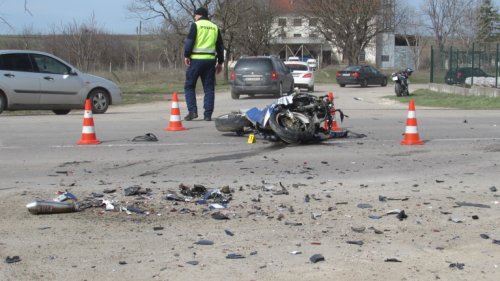 Сутрешен сблъсък на кръгово в Стара Загора: автомобил и мотор се удариха