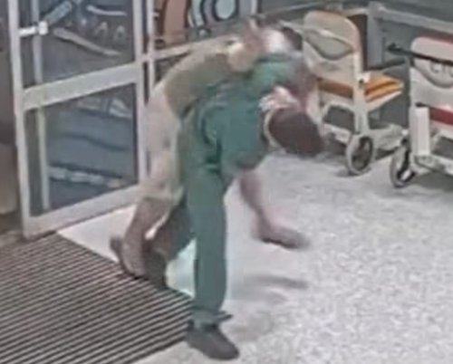 (ВИДЕО) Медицинска сестра обезвреди агресивен пациент с бойни умения в австралийска болница