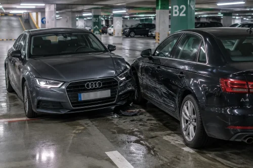 18-годишен с Audi удари друга кола в паркинга на мол „Галерия“