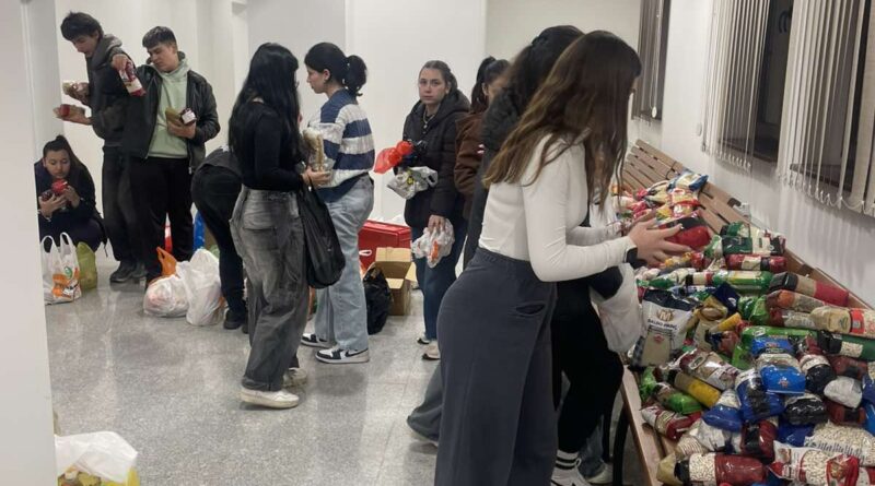 Почти тон храна за възрастните в Стара Загора: младежи събраха рекордни дарения за „Дари, за да зарадваш“