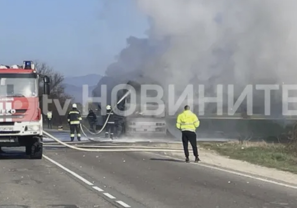 Автобус се запали на пътя Стара Загора&ndash;Казанлък край Ягода: движението беше спряно за кратко