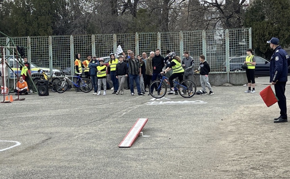 Пътната безопасност влиза в клас: ученици от Стара Загора мериха знания и умения на трасе с велосипеди