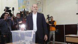 Радев упражни правото си на глас в изборния ден