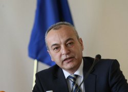 Държавата реже администрацията: От 1 септември започват съкращения на щатове