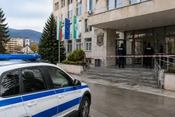 Полицията влезе в Община Белица и спря обслужването