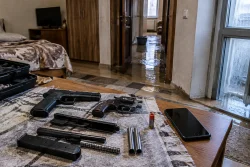 Полицията издирва 21-годишен след оръжия в апартамент в Казанлък