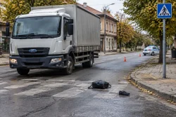 Товарен автомобил блъсна пешеходка при завой в Мъглиж