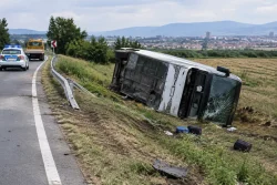 Полицията: 9 ранени при автобусна катастрофа край Асен