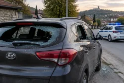 Полицията в Александрово задържа мъж за счупени автостъкла