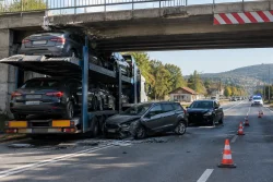 Автовоз закачи мост край гара Дъбово и свали кола на пътя