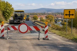Община Казанлък затваря пътя за Овощник за асфалтиране