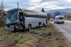 Автобус катастрофира в село Асен, има пострадали
