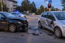 Два автомобила се удариха на кръстовището на Абаята в Казанлък