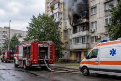 Пожарната локализира пожар в Казанлък, мъж е в болница